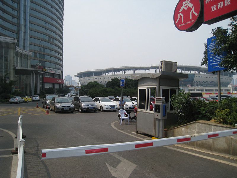 賀龍體育館停車場